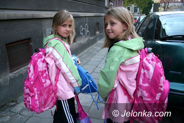 Jelenia Góra: Dzieci dźwigają za ciężkie tornistry