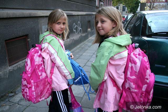 Jelenia Góra: Dzieci dźwigają za ciężkie tornistry