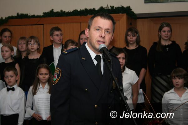 JELENIA GÓRA: Inspektor Rybarczyk zaśpiewał „aniołom”