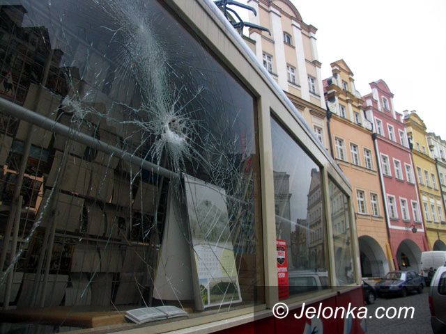 JELENIA GÓRA: Atak wandali na tramwaj