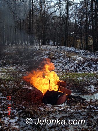 JELENIA GÓRA: Płoną meble na Wzgórzu Kościuszki