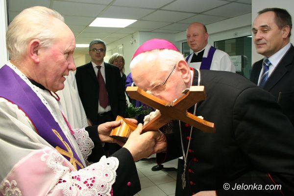 JELENIA GÓRA: Biskup legnicki odwiedził chorych