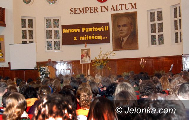 JELENIA GÓRA: Uczniowie pamiętali o Papieżu