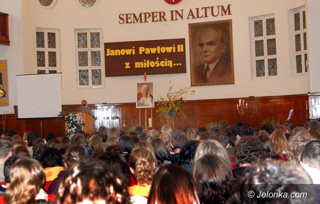 JELENIA GÓRA: Uczniowie pamiętali o Papieżu