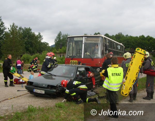 Region Jeleniogórski: Kraksa pod Sosnówką – strażacy uratowali poszkodowanych