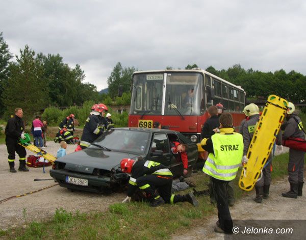 Region Jeleniogórski: Kraksa pod Sosnówką – strażacy uratowali poszkodowanych