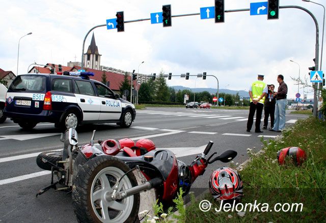 JELENIA GÓRA: Kierowca wjechał w jednoślad: potrącony skuterzysta w szpitalu