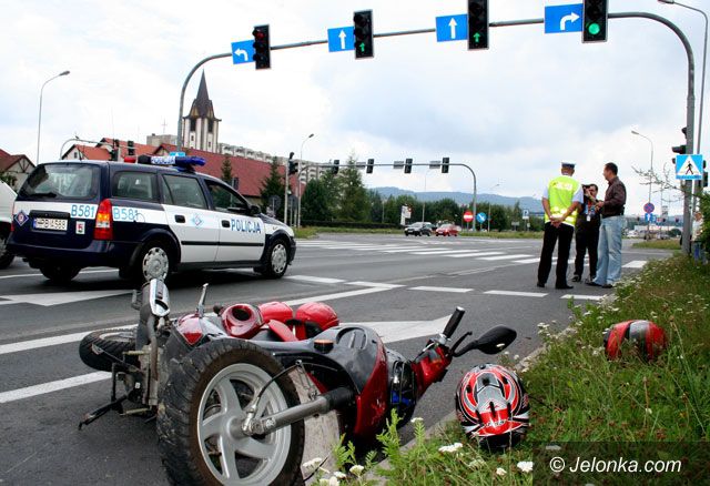 JELENIA GÓRA: Kierowca wjechał w jednoślad: potrącony skuterzysta w szpitalu
