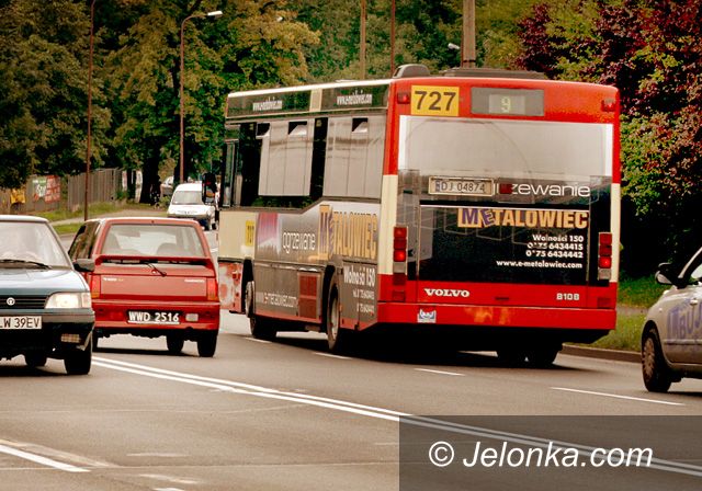 JELENIA GÓRA: Podjazdowe spięcia autobusów z samochodami
