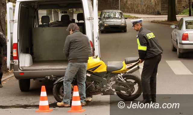 JELENIA GÓRA: Nieuważny motocyklista rozbił maszynę