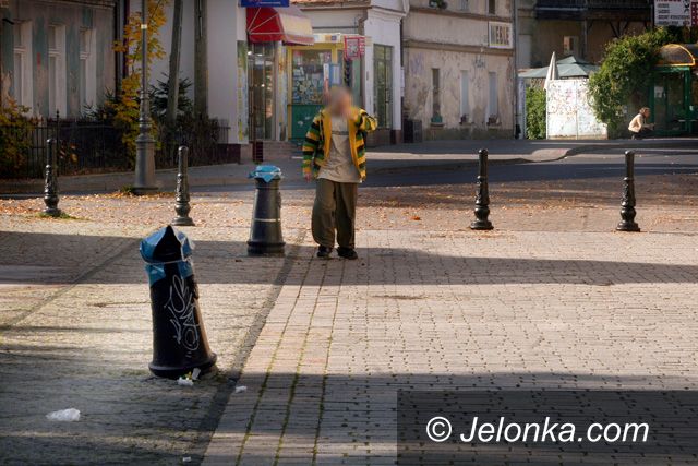 JELENIA GÓRA: Niszczą latarnie na placu Piastowskim