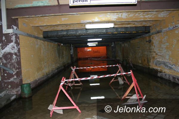 Jelenia Góra: Woda zalała dojście do peronów