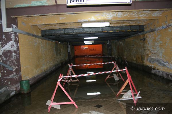 Jelenia Góra: Woda zalała dojście do peronów