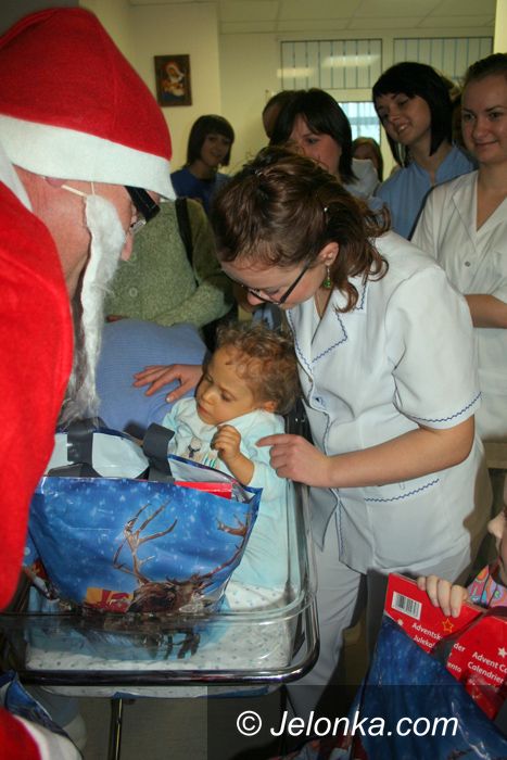 JELENIA GÓRA: Święty Mikołaj receptą na szpitalne troski