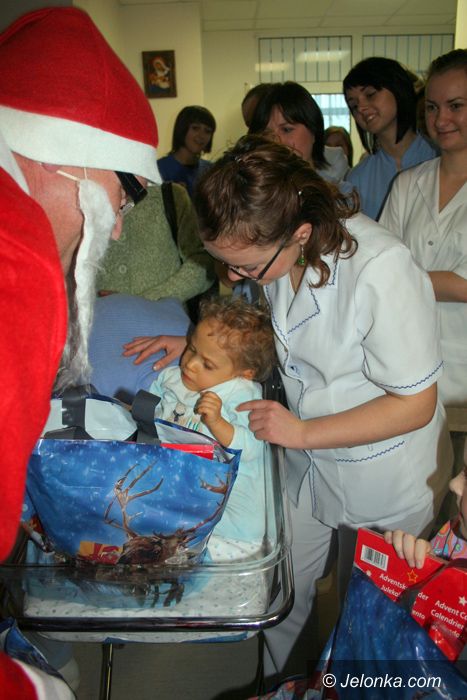 JELENIA GÓRA: Święty Mikołaj receptą na szpitalne troski