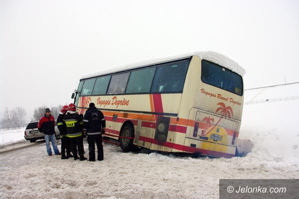 REGION: Przez łyse opony autobusem do rowu