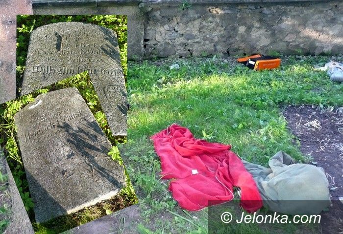REGION: Mają ubaw pod cmentarzem