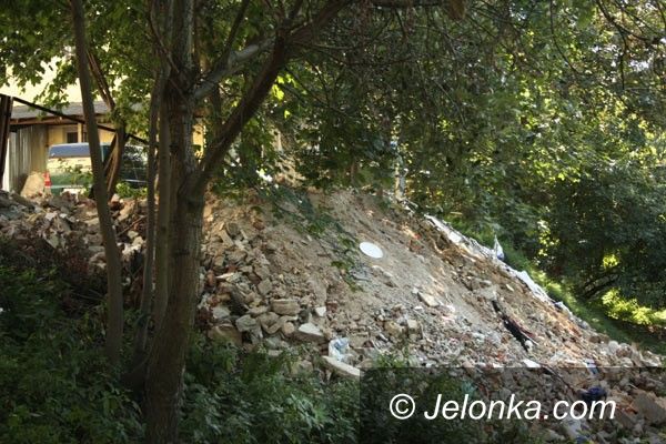 Jelenia Góra: Sterta odpadów za „handlówką”