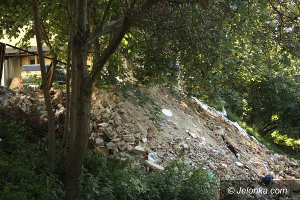 Jelenia Góra: Sterta odpadów za „handlówką”
