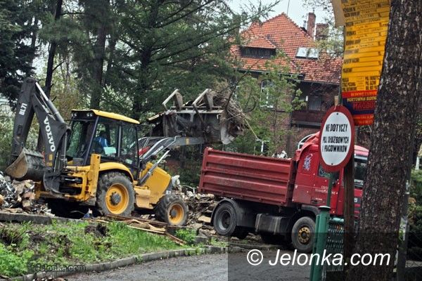 JELENIA GÓRA: Sprzątają gruzowisko przy ul. Słowackiego