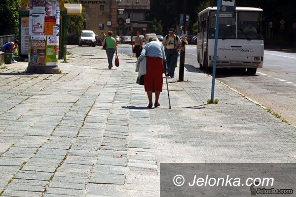 JELENIA GÓRA: Taki chodnik i ulica to wstyd