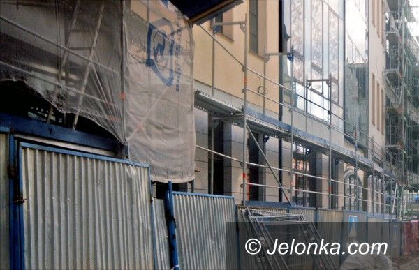 JELENIA GÓRA: Wypadek na budowie Pasażu Grodzkiego – sześciolatek w szpitalu