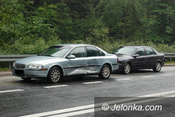 SZKLARSKA PORĘBA: Zderzenie trzech pojazdów na śliskiej i mokrej "trójce"