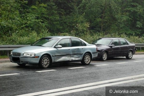 SZKLARSKA PORĘBA: Zderzenie trzech pojazdów na śliskiej i mokrej "trójce"