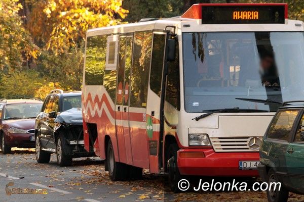 JELENIA GÓRA: Terenówką w autobus na zdradliwym skrzyżowaniu