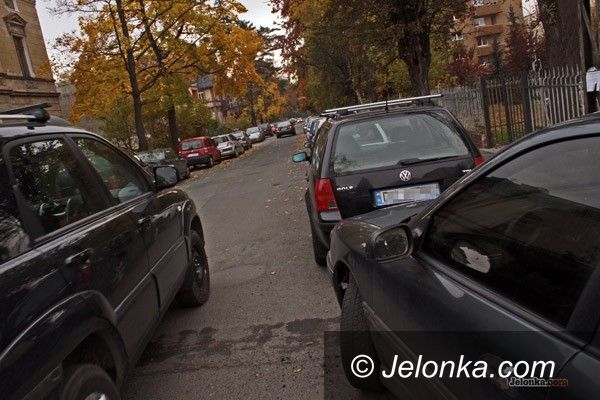 JELENIA GÓRA: Parkingowy tłok na peryferiach śródmieścia