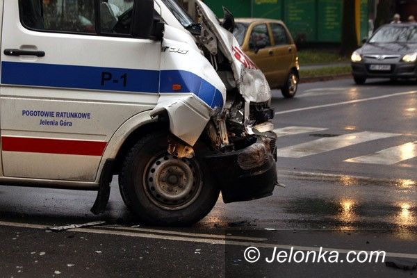 JELENIA GÓRA: Ambulans w opałach na ruchliwym skrzyżowaniu