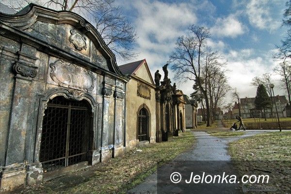 JELENIA GÓRA: Ruszą prace na byłym cmentarzu przy Kościele Łaski