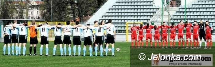 IV-liga piłkarska: Pierwsza porażka piłkarzy Karkonoszy na wiosnę – fotorelacja z meczu w Legnicy