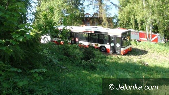 REGION JELENIOGÓRSKI: Autobus MZK zawisł na skarpie