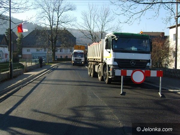PIECHOWICE: Końcówka prac drogowych na Żymierskiego w Piechowicach
