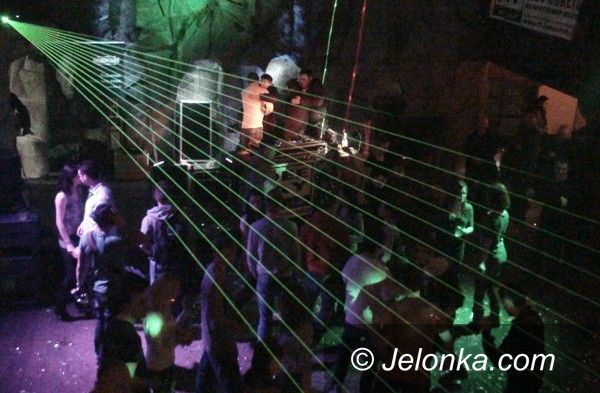 REGION JELENIOGÓRSKI: Rozgrzewali publiczność w Dworze Liczyrzepy. W rytmach didżejów