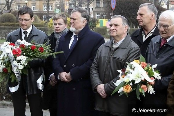 JELENIA  GÓRA: Dwa lata po Katastrofie Smoleńskiej złożyli kwiaty pod tablicą upamiętniającą Jerzego Szmajdzińskiego