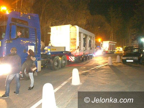Jelenia Góra: Ogromny transport przedzierał się nocą przez miasto