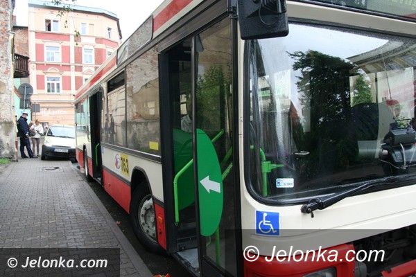 Jelenia Góra: Zderzenie osobówki z autobusem MZK