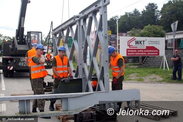 Jelenia Góra: Trwa montaż mostów w Maciejowej