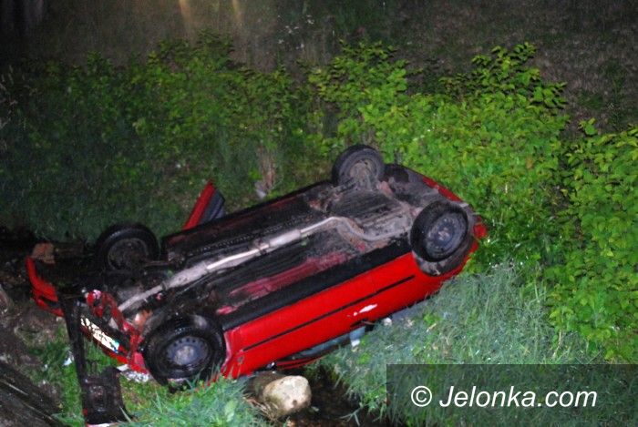 Jelenia Góra: Samochód wpadł do potoku i dachował