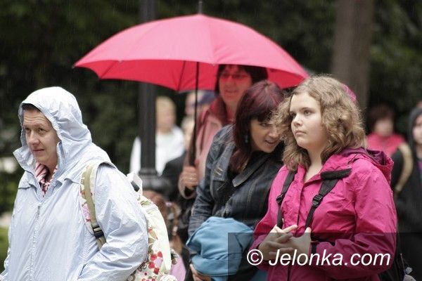 Jelenia Góra: Deszczowy koncert w Cieplicach. Publiczność nie zawiodła
