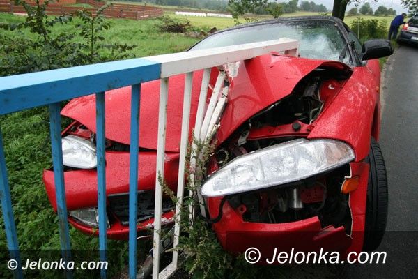 Ściegny: Mitsubishi kierowane przez kobietę wbiło się w barierkę mostu