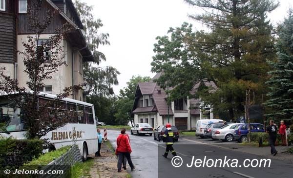 Karpacz: Autobus uderzył w Karpaczu w skodę, potem w mur i wjechał do ogrodu