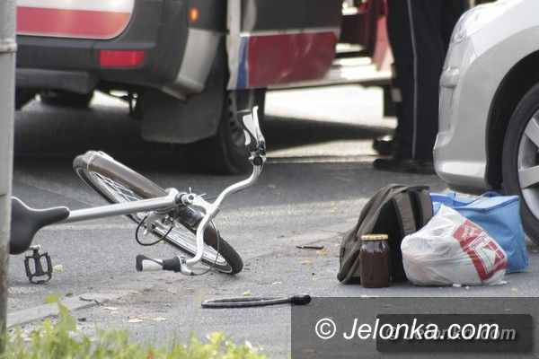 Jelenia Góra: Cyklistka uderzyła w zaparkowane auto i złamała rękę