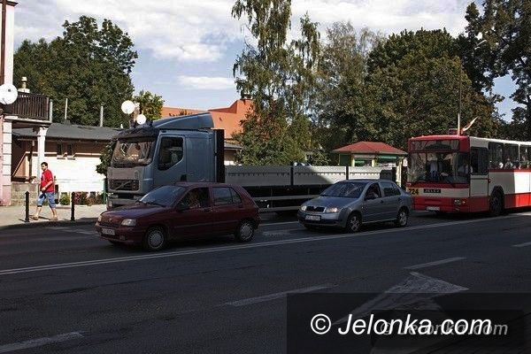 Jelenia Góra: Mieszkańcy Wojska Polskiego nie chcą tirów pod oknami. Zapowiadają protesty