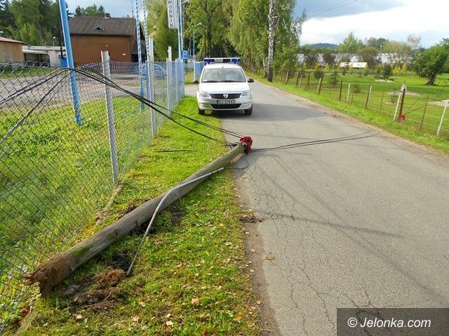Jelenia Góra: Słupy telekomunikacyjne spadły na ulicę