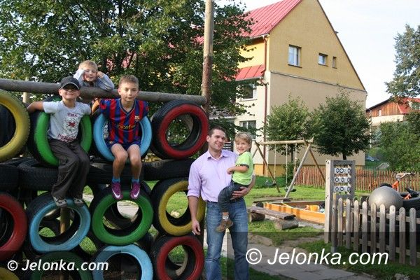 Jelenia Góra - Cieplice: Mieszkańcy Malinnika walczą o rozbudowę placu zabaw i...  czekają na radnego