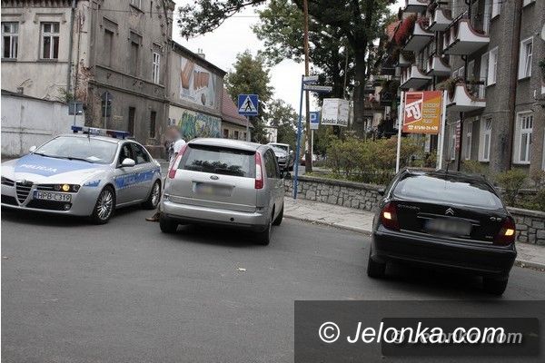 Jelenia Góra: Nietrzeźwy kierowca cofał fordem i uderzył w citroena