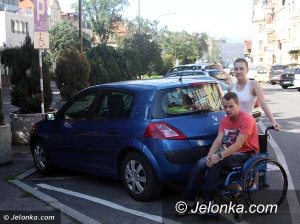 Jelenia Góra: Dodatkowe miejsca parkingowe dla niepełnosprawnych we właściwych miejscach?